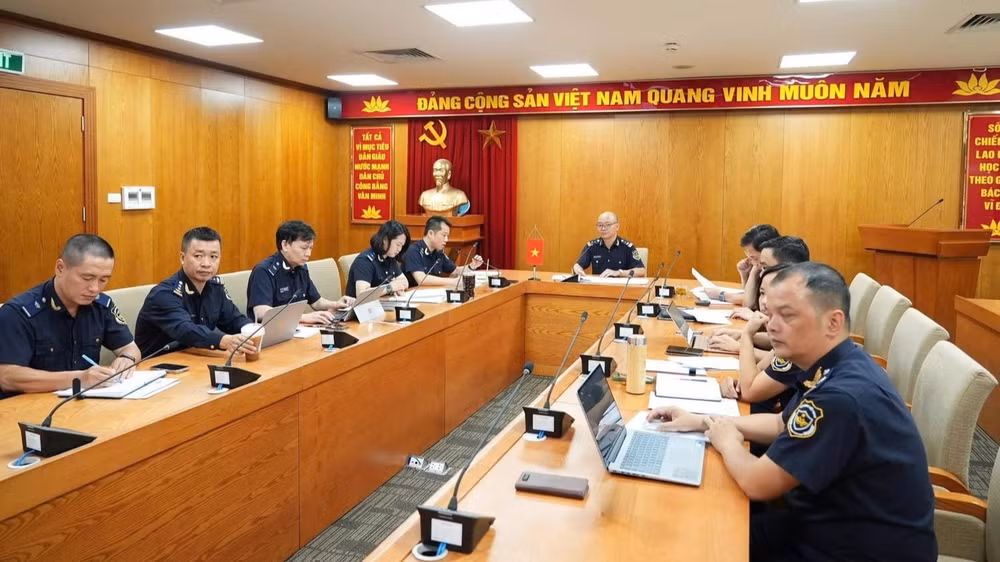 Các đại biểu phía Việt Nam tham dự cuộc họp trực tuyến với Hải quan Nam Ninh (Trung Quốc) về phối hợp triển khai cửa khẩu thông minh tại trụ sở Cục Hải quan. (Ảnh: CHQ)