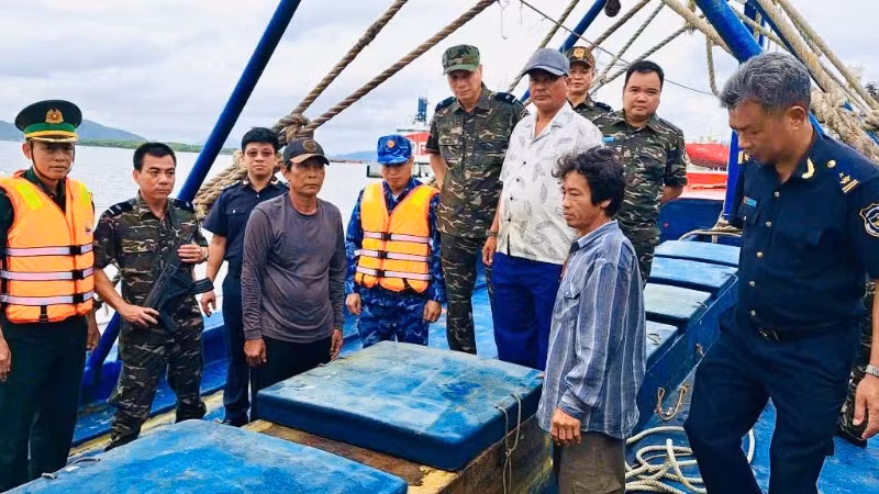 Lực lượng chức năng kiểm tra tàu cá vận chuyển khoảng 30.000 lít dầu DO không rõ nguồn gốc.