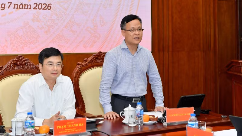 Ông Phạm Chí Quang (bên phải), Vụ trưởng Chính sách tiền tệ (Ngân hàng Nhà nước).