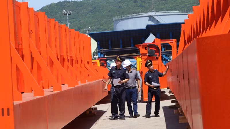 Lực lượng hải quan thực hiện thủ tục kiểm tra, giám sát hàng hóa xuất khẩu, nhập khẩu. 