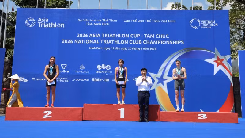 Lãnh đạo Sở Văn hóa và Thể thao tỉnh Ninh Bình trao giải cho vận động viên đạt thành tích cao.
