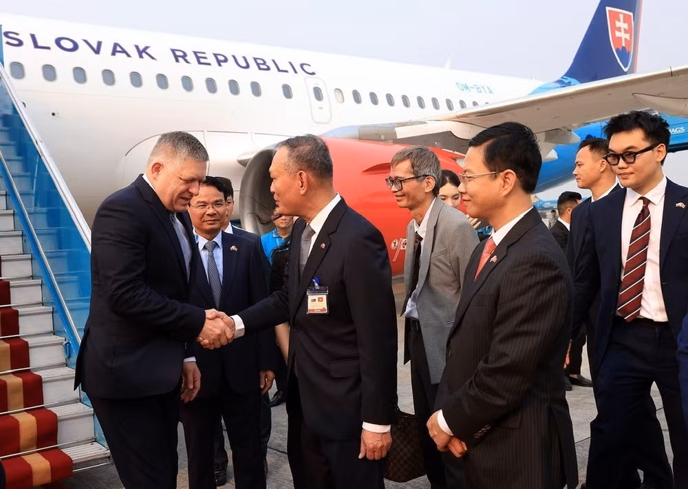 Thủ tướng Slovakia Robert Fico đến Hà Nội, bắt đầu thăm chính thức Việt Nam. (Ảnh: Tuấn Anh - TTXVN) 