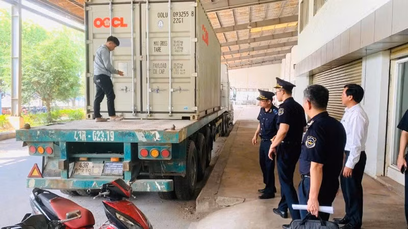 Quá trình kiểm tra lô hàng nghi vấn tại khu vực Cửa khẩu quốc tế Lao Bảo, tỉnh Quảng Trị.