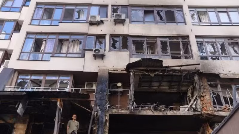 Một tòa nhà bị hư hỏng tại quận Shevchenkivskyi ở Thủ đô Kiev, Ukraine ngày 21/7/2025. (Ảnh: THX/TTXVN) 