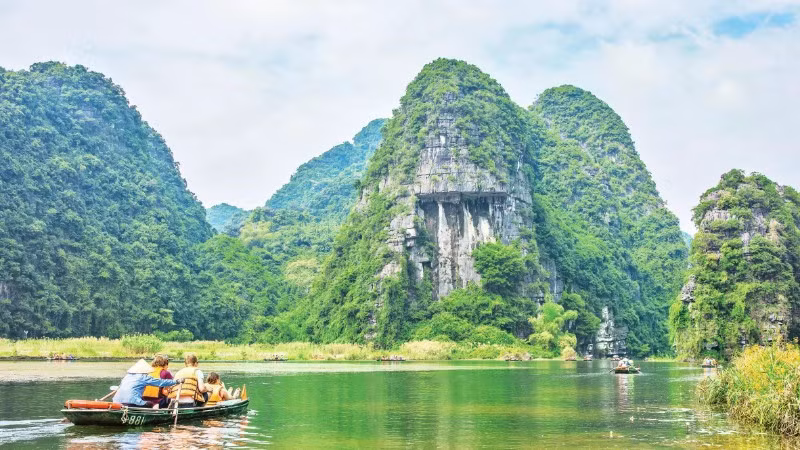 Du lịch sinh thái trên thuyền tại di sản UNESCO Tràng An (Ninh Bình). (Nguồn: Cục Du lịch quốc gia Việt Nam)