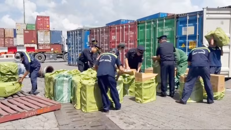 Lực lượng hải quan khám xét lô hàng nhập khẩu từ Canada về Việt Nam chứa thuốc lá nhập lậu. (Ảnh: CHQ) 