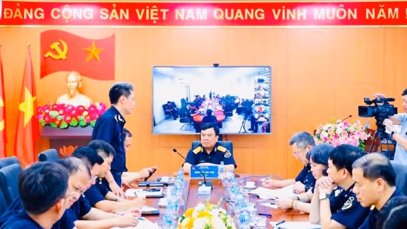 Lãnh đạo Cục Hải quan làm việc với Chi cục Hải quan khu vực III về tình hình triển khai mô hình thông quan tập trung. 