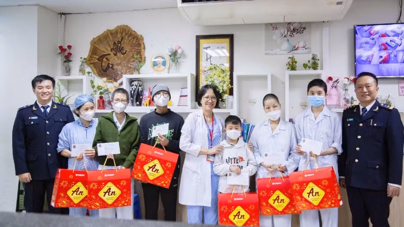 Đại diện Chi cục Điều tra chống buôn lậu đã tới thăm hỏi, động viên và trao quà cho các bệnh nhi đang điều trị nội trú dài ngày tại Khoa Nhi - Bệnh viện K Tân Triều.