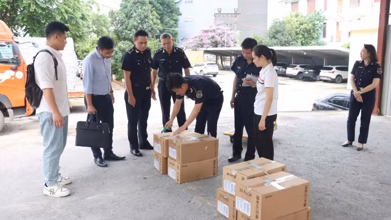 Lực lượng Hải quan kiểm tra lô hàng ổ cứng nhập khẩu có dấu hiệu xâm phạm quyền sở hữu trí tuệ tại Bắc Ninh. (Ảnh: CHQ) 