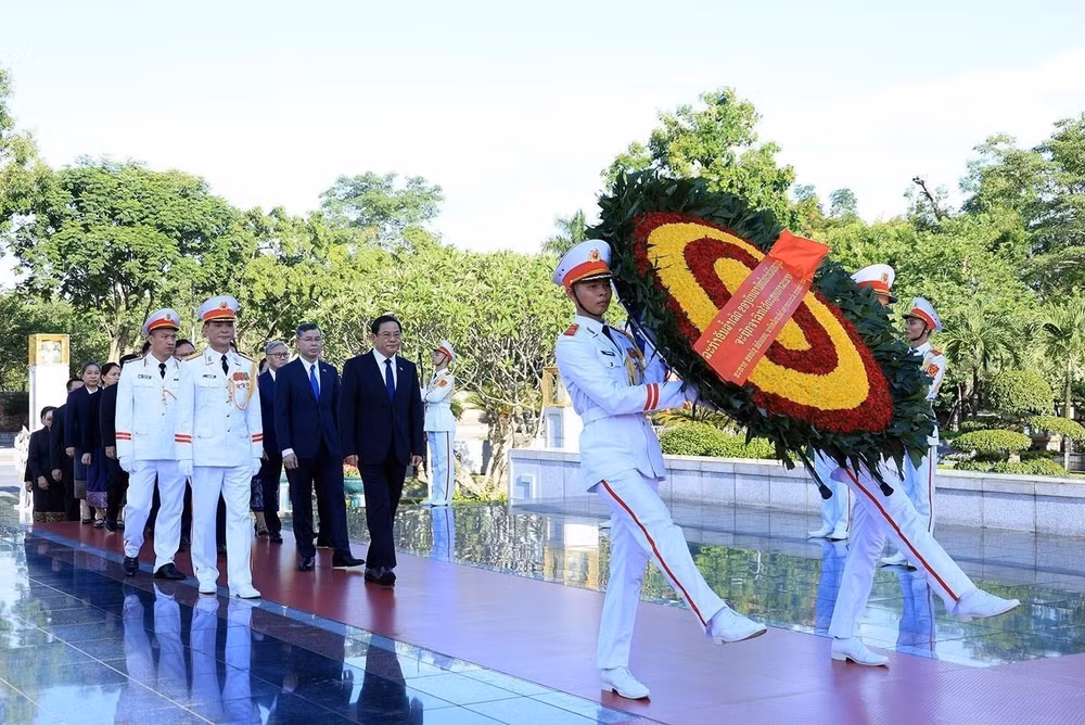 vna-potal-thu-tuong-lao-dat-vong-hoa-tuong-niem-anh-hung-liet-si-va-vao-lang-vieng-chu-tich-ho-chi-minh-8810859.jpg