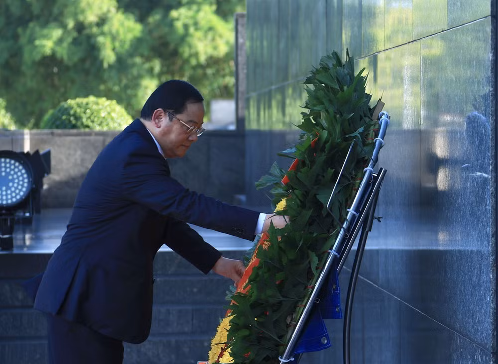 vna-potal-thu-tuong-lao-dat-vong-hoa-tuong-niem-anh-hung-liet-si-va-vao-lang-vieng-chu-tich-ho-chi-minh-8810857.jpg