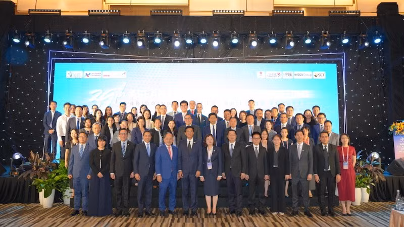 Đại biểu tham dự Hội nghị Tổng Giám đốc các Sở Giao dịch Chứng khoán ASEAN lần thứ 39 chụp ảnh lưu niệm.