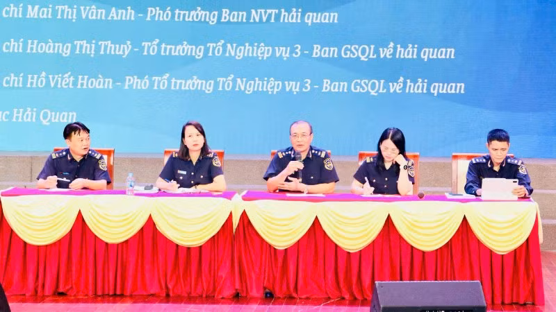 Đại diện Chi cục Hải quan khu vực V và Ban Giám sát quản lý về hải quan giải đáp vướng mắc của doanh nghiệp liên quan đến hoạt động gia công, sản xuất xuất khẩu, chế xuất.