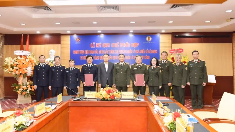 Toàn cảnh Lễ ký Quy chế phối hợp trong trao đổi, cung cấp thông tin phục vụ quản lý nhà nước về hải quan và xuất nhập cảnh.