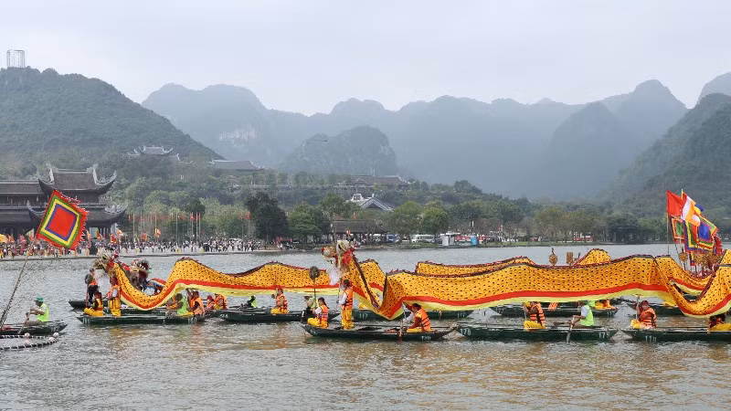 Đoàn thuyền rồng rước nước từ hồ Tam Chúc lên núi Ngọc.
