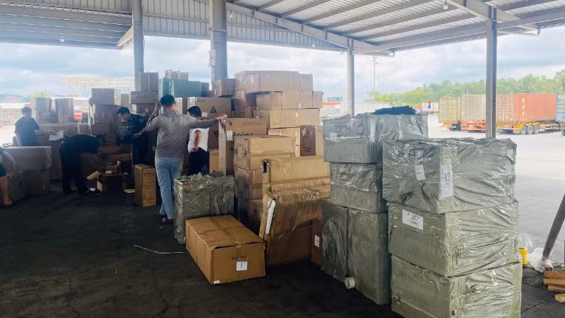 Lực lượng hải quan đang kiểm tra hàng hóa nghi xâm phạm quyền sở hữu trí tuệ, hàng giả mạo nhãn hiệu. 