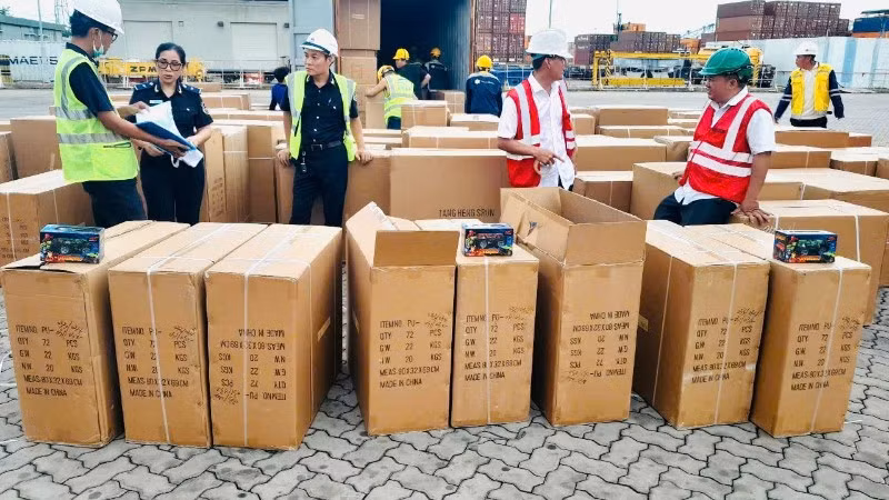 Hải quan phát hiện nhiều sản phẩm nghi giả mạo nhãn hiệu trong quá trình kiểm tra thực tế hàng hóa.