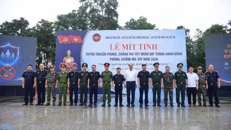 Các đại biểu tham dự lễ mít-tinh.