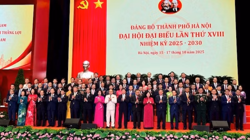 Ban Chấp hành Đảng bộ thành phố Hà Nội khóa XVIII, nhiệm kỳ 2025-2030 ra mắt Đại hội. (Ảnh: QUỐC TOẢN)