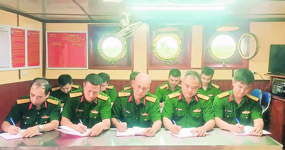 Một buổi sinh hoạt của Chi bộ Tàu 51-11-66. (Ảnh CÔNG THÀNH)