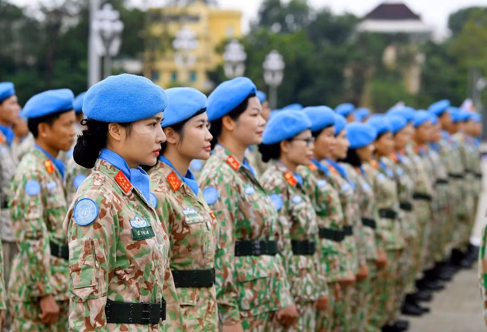 Những “bông hồng thép” của lực lượng Gìn giữ hòa bình Việt Nam báo công dâng Bác sau khi hoàn thành xuất sắc nhiệm vụ quốc tế ở châu Phi. (Ảnh NAM TRẦN)
