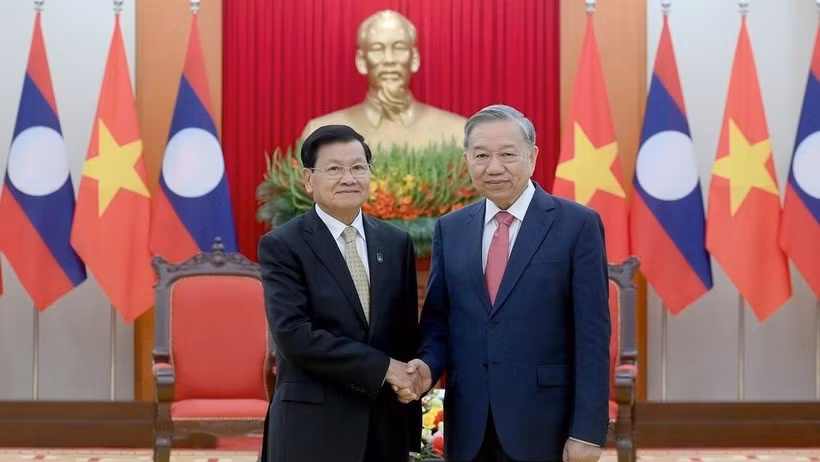 Tổng Bí thư Tô Lâm gặp Tổng Bí thư, Chủ tịch nước Lào Thongloun Sisoulith nhân dịp tham dự Lễ mở ký Công ước của Liên hợp quốc về chống tội phạm mạng, tại Thủ đô Hà Nội. (Ảnh: ĐĂNG KHOA)