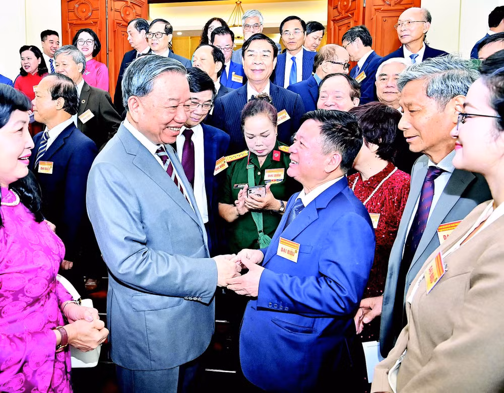 Tổng Bí thư Tô Lâm với các đại biểu trí thức, nhà khoa học, văn nghệ sĩ, ngày 6/8/2025. (Ảnh ĐĂNG KHOA)