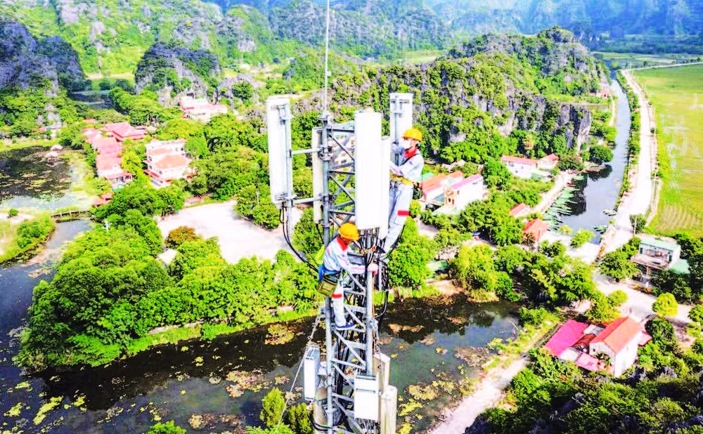 Lắp đặt trạm phát sóng 5G của Viettel. (Ảnh VIỆT HẢI)