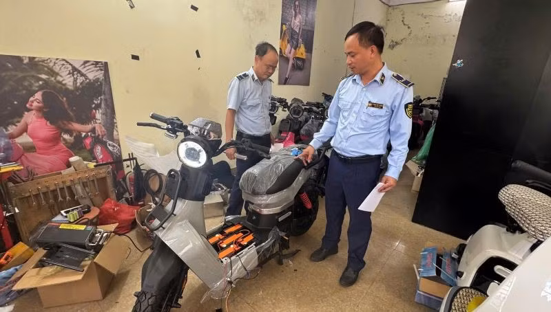 Lực lượng chức năng kiểm tra đột xuất cơ sở kinh doanh xe điện. 