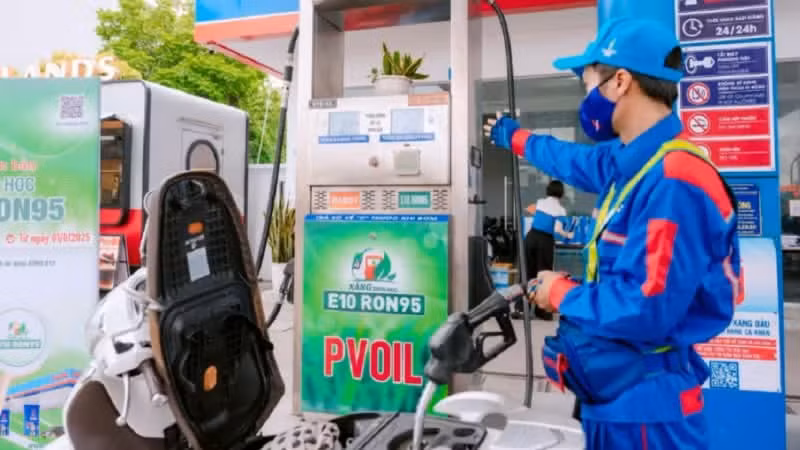 Quá trình phân phối E10 đã được các doanh nghiệp đầu mối triển khai thí điểm trước khi áp dụng trên phạm vi toàn quốc. (Ảnh: HOÀNG ANH)