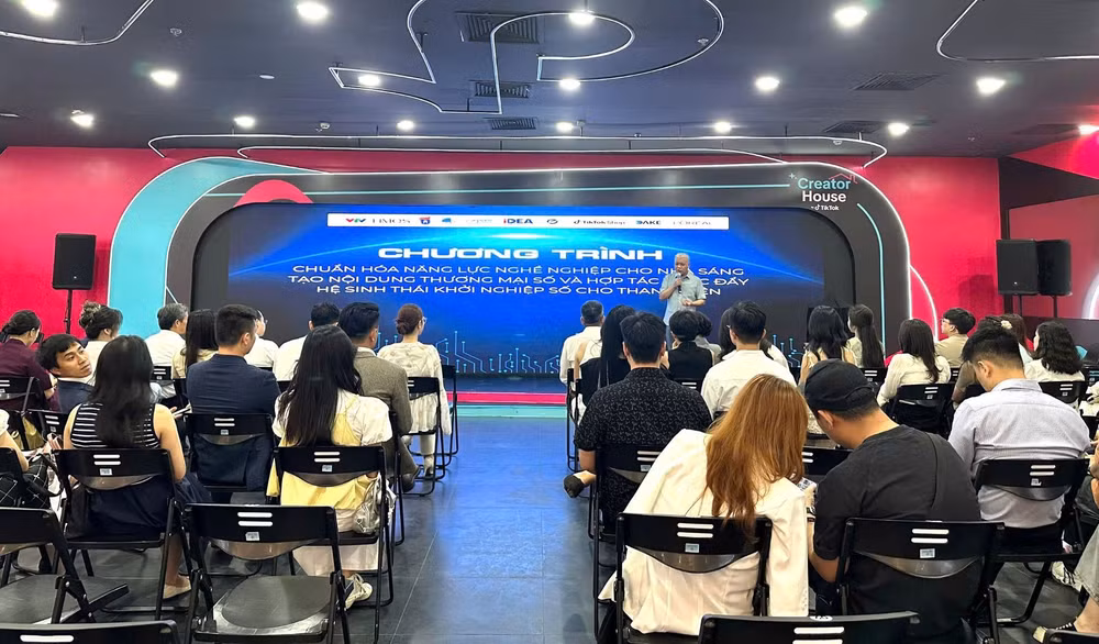 Chương trình đào tạo thường xuyên “Chuẩn hóa năng lực nghề nghiệp cho nhà sáng tạo nội dung thương mại số”.