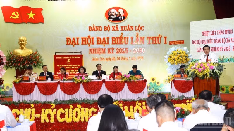 Đồng chí Phan Đình Trạc phát biểu chỉ đạo Đại hội Đảng bộ xã Xuân Lộc, tỉnh Đồng Nai.
