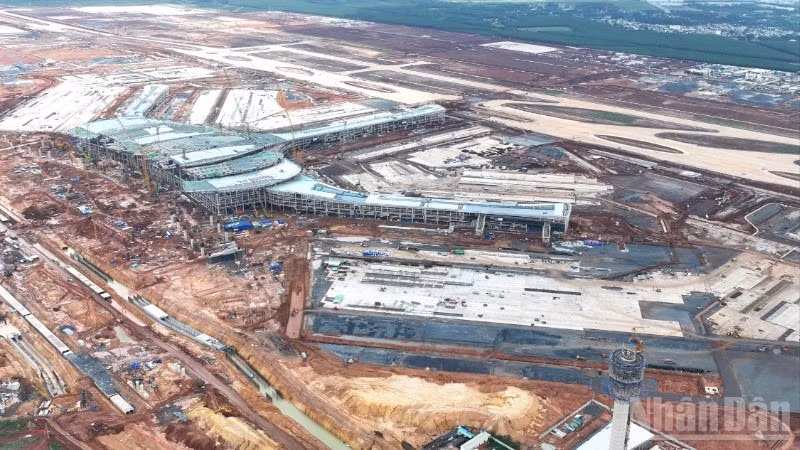 Dự án sân bay Long Thành giai đoạn 1 đang được đẩy nhanh tiến độ, với mục tiêu cuối năm 2025 cơ bản hoàn thành các hạng mục.
