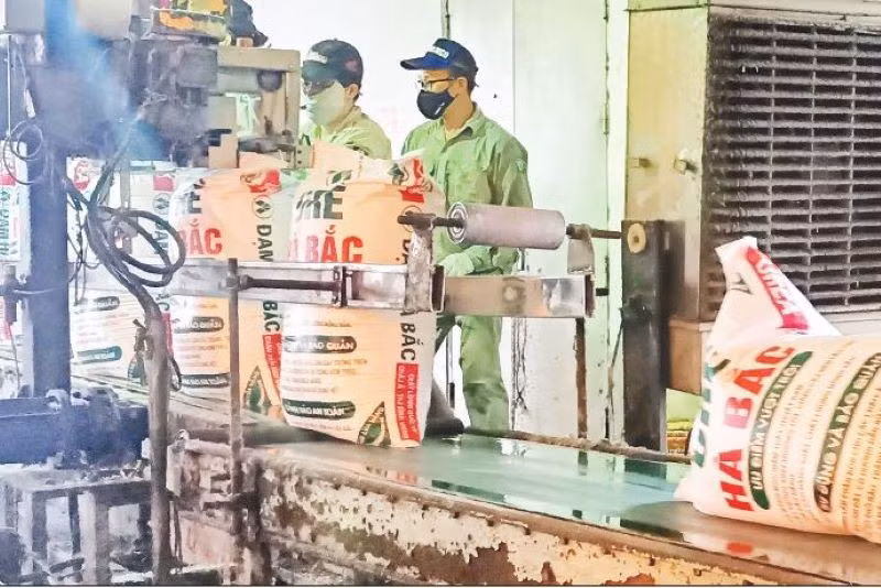 Sản xuất ure tại Công ty cổ phần Phân đạm và hóa chất Hà Bắc.