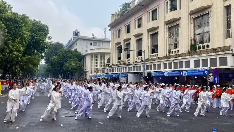 Người cao tuổi tham gia Ngày hội rèn luyện sức khỏe tại Hà Nội. (Ảnh: THÚY HÀ)