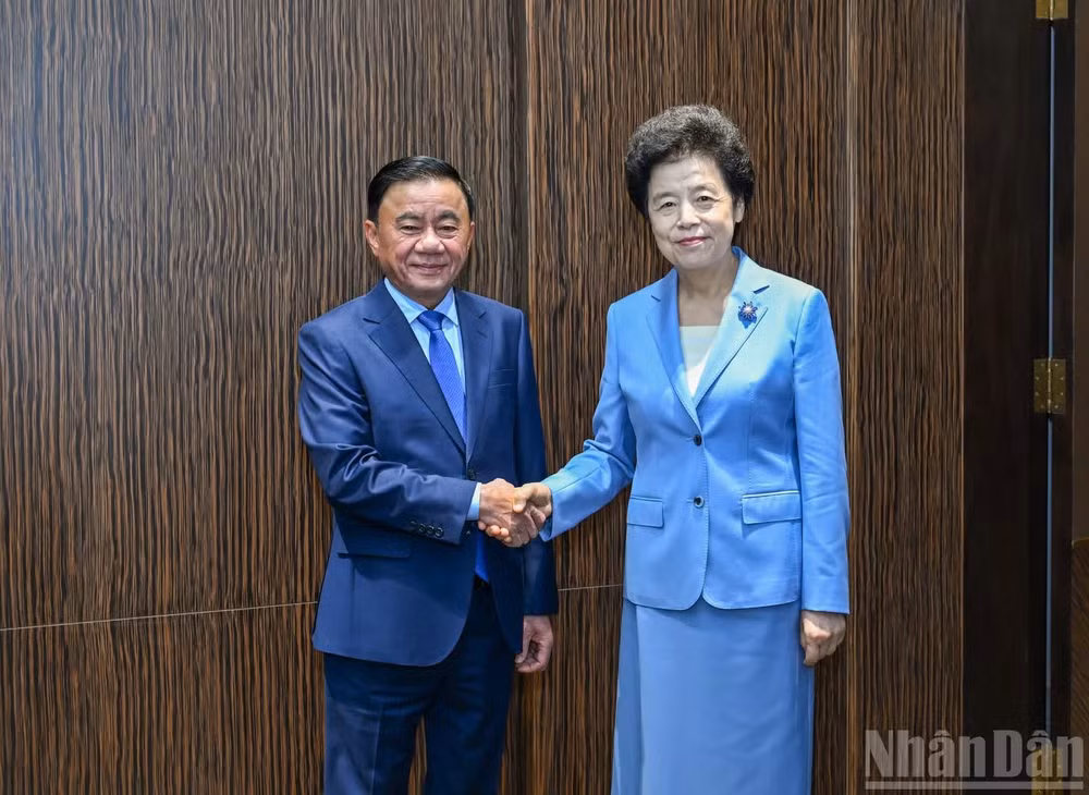 Thường trực Ban Bí thư Trần Cẩm Tú và Phó Chủ tịch Chính hiệp toàn quốc Trung Quốc Hàm Huy. (Ảnh: DUY LINH)