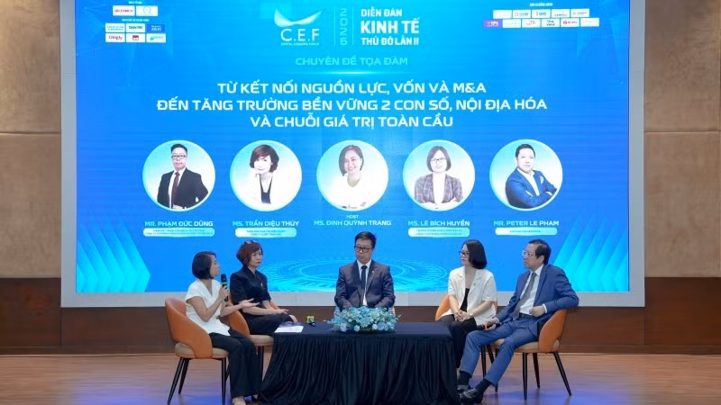 Các diễn giả trao đổi tại Diễn đàn Kinh tế Thủ đô lần thứ II. (Ảnh: NGUYÊN TRANG)