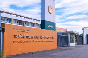 Trường trung học phổ thông chuyên tỉnh Tuyên Quang.