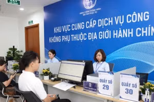 Người dân đến làm thủ tục tại một Điểm phục vụ hành chính công thành phố Hà Nội. (Ảnh minh họa: nhandan.vn)