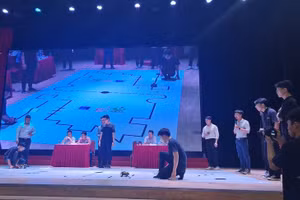 Sinh viên tham gia một cuộc thi lập trình robot, diễn ra tại Học viện Công nghệ Bưu chính Viễn thông (Ảnh: PTIT)