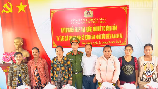Đại diện lãnh đạo Công an xã Vĩnh Hậu và Bí thư Chi bộ ấp Vĩnh Thạnh (xã Vĩnh Hậu) tại buổi tuyên truyền pháp luật, hướng dẫn thủ tục hành chính và tặng gạo gia đình có hoàn cảnh khó khăn trên địa bàn ấp Vĩnh Thạnh, chiều 24/9/2026. (Ảnh CTV)