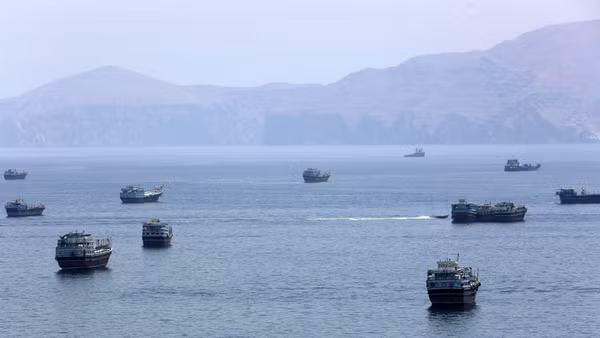 Tàu thuyền di chuyển trên eo biển Hormuz, gần thị trấn Khasab, miền bắc Oman ngày 20/6/2026. (Ảnh: IRNA, THX/TTXVN)