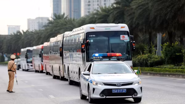 Chiến sĩ Công an Hà Nội điều tiết giao thông, tổ chức dẫn đoàn trên các tuyến đường phục vụ Đại hội