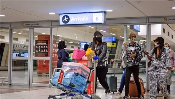 Hành khách tại sân bay quốc tế OR Tambo, Johannesburg, Nam Phi. (Ảnh tư liệu: THX/TTXVN)