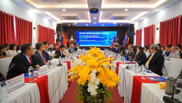 Hội thảo "Định hình lại quá trình hội nhập và khả năng chống chịu của doanh nghiệp: trí tuệ nhân tạo, chuỗi cung ứng, thương mại và quản trị doanh nghiệp gia đình” được tổ chức tại Hà Nội. (Ảnh: PV)