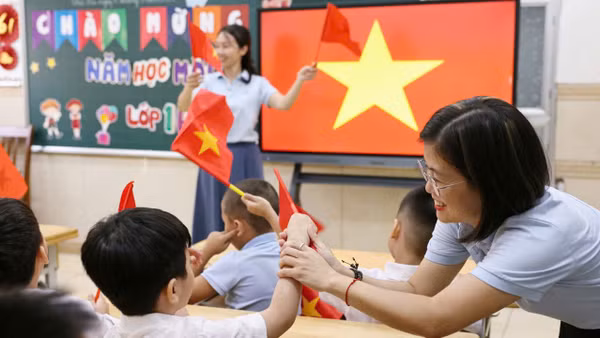 Giáo viên hướng dẫn học sinh tại Trường tiểu học Bình Minh, Hà Nội (Ảnh: ĐẠI THẮNG)
