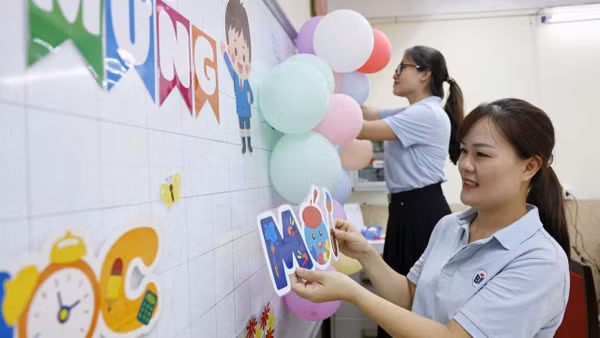 Các cô giáo tất bật trang trí lớp học. (Ảnh: ĐẠI THẮNG)
