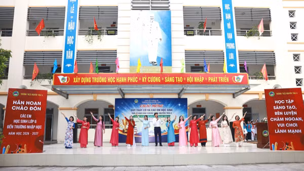 Các thầy, cô giáo chào đón học sinh khối 6. (Ảnh: ĐẠI THẮNG)