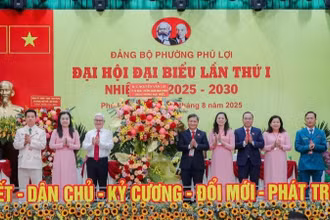 Đồng chí Nguyễn Văn Lợi, Ủy viên Trung ương Đảng, Trưởng Đoàn đại biểu Quốc hội Thành phố Hồ Chí Minh (thứ ba từ trái sang) tặng hoa chúc mừng Đại hội. 