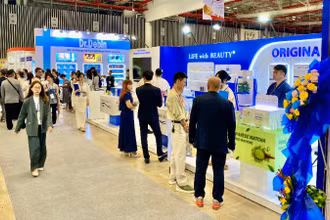 Các gian hàng trưng bày mỹ phẩm tại triển lãm ngành làm đẹp 2025.